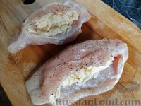 Фото приготовления рецепта: Куриные грудки, фаршированные ананасами и сыром - шаг №7