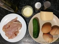 Фото приготовления рецепта: Салат с жареной курицей, огурцом и сыром - шаг №1