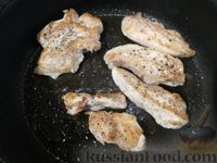 Фото приготовления рецепта: Салат с жареной курицей, огурцом и сыром - шаг №3