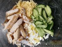 Фото приготовления рецепта: Салат с жареной курицей, огурцом и сыром - шаг №6