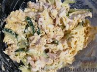 Фото приготовления рецепта: Салат с жареной курицей, огурцом и сыром - шаг №7