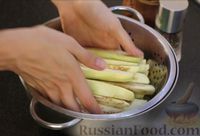 Фото приготовления рецепта: Баклажаны в лимонно-медовом соусе с чесноком - шаг №3