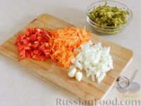Фото приготовления рецепта: Щи со свежей капустой, солёными огурцами и горошком - шаг №3