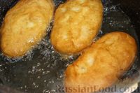 Фото приготовления рецепта: Жареные пирожки с картошкой - шаг №16