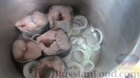 Фото приготовления рецепта: Закуска из замороженной скумбрии с луком - шаг №5