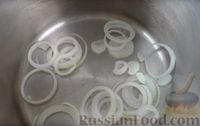 Фото приготовления рецепта: Закуска из замороженной скумбрии с луком - шаг №4