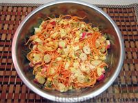 Фото приготовления рецепта: Салат с крабовыми палочками, морковью по-корейски и оливками - шаг №7