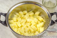 Фото приготовления рецепта: Заливной пирог на молоке, с пряной картофельной начинкой и сыром - шаг №6