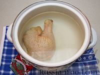 Фото приготовления рецепта: Рисовый суп с курицей и баклажанами - шаг №2