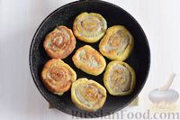 Фото приготовления рецепта: Творожные пирожки-улитки с мясной начинкой (на сковороде) - шаг №12