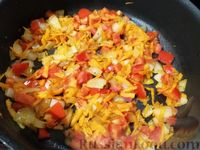 Фото приготовления рецепта: Гречневая запеканка с варёными яйцами, овощами и сыром - шаг №7