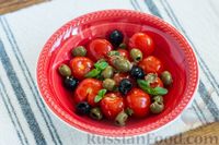 Фото к рецепту: Салат из "расплющенных" помидоров черри, маслин и оливок