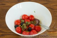 Фото приготовления рецепта: Салат из "расплющенных" помидоров черри, маслин и оливок - шаг №5