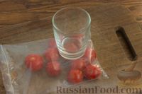 Фото приготовления рецепта: Салат из "расплющенных" помидоров черри, маслин и оливок - шаг №3