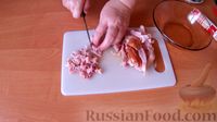 Фото приготовления рецепта: Слоеный салат "Чикаго" с копченой курицей и грибами - шаг №6