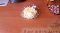 Фото приготовления рецепта: Слоеный салат "Чикаго" с копченой курицей и грибами - шаг №8