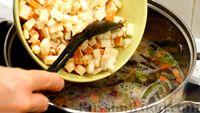 Фото приготовления рецепта: "Копчёный" сырный суп с овощами и грибами - шаг №12