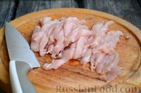 Фото приготовления рецепта: Салат с курицей, болгарским перцем и сливами - шаг №2