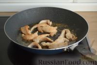 Фото приготовления рецепта: Салат с курицей, болгарским перцем и сливами - шаг №5