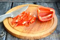 Фото приготовления рецепта: Салат с курицей, болгарским перцем и сливами - шаг №7