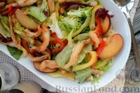 Фото приготовления рецепта: Салат с курицей, болгарским перцем и сливами - шаг №17
