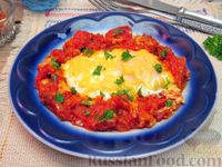 Фото к рецепту: Пряная яичница с помидорами и сыром