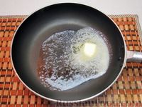 Фото приготовления рецепта: Пряная яичница с помидорами и сыром - шаг №2