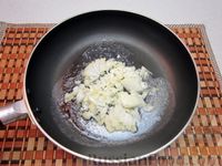 Фото приготовления рецепта: Пряная яичница с помидорами и сыром - шаг №3