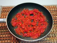 Фото приготовления рецепта: Пряная яичница с помидорами и сыром - шаг №10