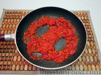 Фото приготовления рецепта: Пряная яичница с помидорами и сыром - шаг №11