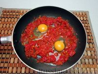 Фото приготовления рецепта: Пряная яичница с помидорами и сыром - шаг №12