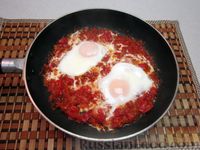 Фото приготовления рецепта: Пряная яичница с помидорами и сыром - шаг №13