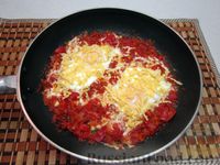 Фото приготовления рецепта: Пряная яичница с помидорами и сыром - шаг №15