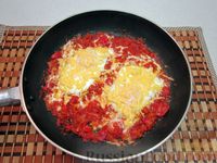 Фото приготовления рецепта: Пряная яичница с помидорами и сыром - шаг №16