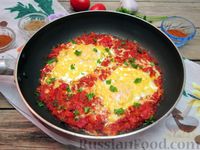 Фото приготовления рецепта: Пряная яичница с помидорами и сыром - шаг №17