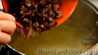 Фото приготовления рецепта: "Копчёный" сырный суп с овощами и грибами - шаг №10