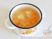 Фото приготовления рецепта: Тыквенный суп с курицей, цветной капустой и сливочным сыром - шаг №10