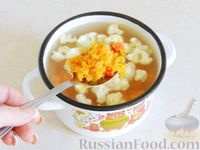 Фото приготовления рецепта: Тыквенный суп с курицей, цветной капустой и сливочным сыром - шаг №11