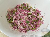 Фото приготовления рецепта: Салат из зеленого горошка с редькой - шаг №6
