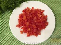Фото приготовления рецепта: Салат из редьки с помидорами и огурцом - шаг №5