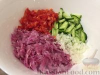 Фото приготовления рецепта: Салат из редьки с помидорами и огурцом - шаг №6