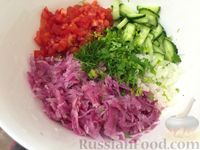 Фото приготовления рецепта: Салат из редьки с помидорами и огурцом - шаг №7