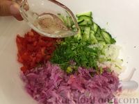 Фото приготовления рецепта: Салат из редьки с помидорами и огурцом - шаг №9