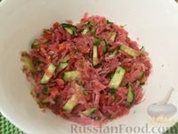 Фото приготовления рецепта: Салат из редьки с помидорами и огурцом - шаг №10