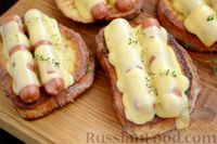 Фото к рецепту: Горячие бутерброды с сосисками и сыром (на сковороде)