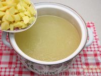 Фото приготовления рецепта: Куриный суп с краснокочанной капустой - шаг №5