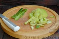Фото приготовления рецепта: Салат с говядиной, свёклой, огурцом и горчичной заправкой - шаг №6