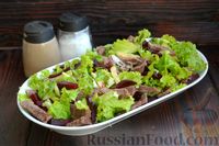 Фото приготовления рецепта: Салат с говядиной, свёклой, огурцом и горчичной заправкой - шаг №11