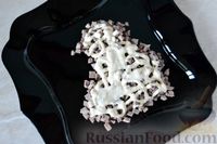 Фото приготовления рецепта: Новогодний салат с языком и грибами «Весёлая крыса» - шаг №17
