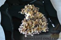 Фото приготовления рецепта: Новогодний салат с языком и грибами «Весёлая крыса» - шаг №18
